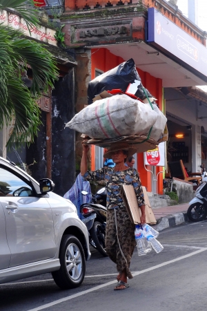 Gang zum Werkhof Frau - Ubud-Bali                    